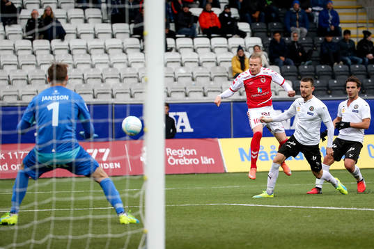 Kalmars Tobias Eriksson och Örebros målvakt Oscar Jansson