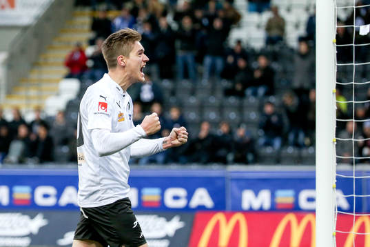 Örebros Victor Sköld jublar