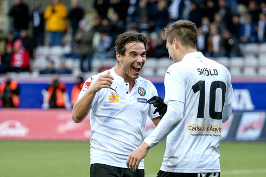 Örebros Victor Sköld jublar