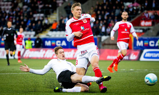 Örebros Victor Sköld gör 2-1 på Kalmars målvakt Ole