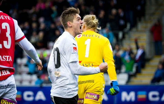 Örebros Victor Sköld jublar