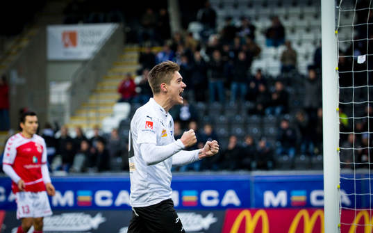 Örebros Victor Sköld jublar