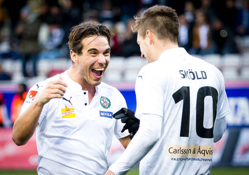 Örebros Victor Sköld jublar med Nordin Gerzic