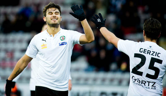Örebros Astrit Ajdarevic gör en high five med Nordin