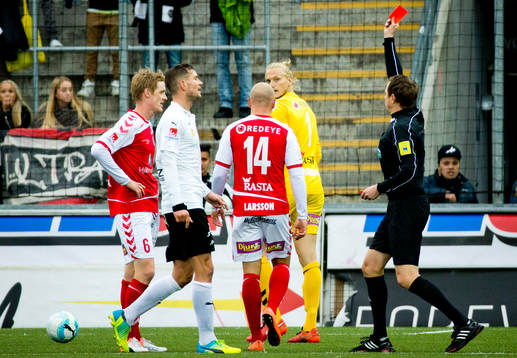 Domare Markus Strömbergsson delar ut ett rött kort
