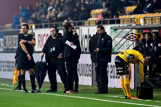 Domare Bojan Pandzic väntar på att få blåsa igång