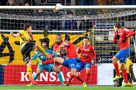 Elfsborgs Jörgen Horn oroar framför Helsingborgs målvakt