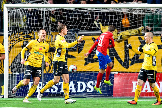 Elfsborgs Viktor Claesson jublar med lagkamraterna