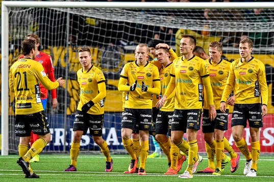 Elfsborgs Viktor Claesson jublar med lagkamraterna