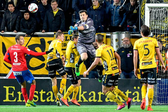 Elfsborgs målvakt Kevin Stuhr Ellegaard rensar undan
