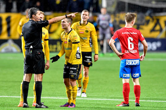 Elfsborgs Adam Lundqvist får rött kort av domaren Bojan