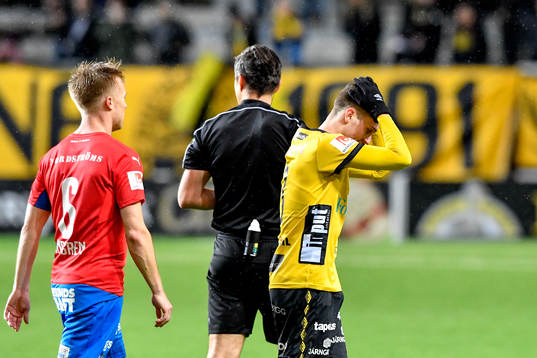 Elfsborgs Adam Lundqvist får rött kort av domaren Bojan