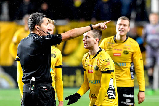 Elfsborgs Adam Lundqvist får rött kort av domaren Bojan