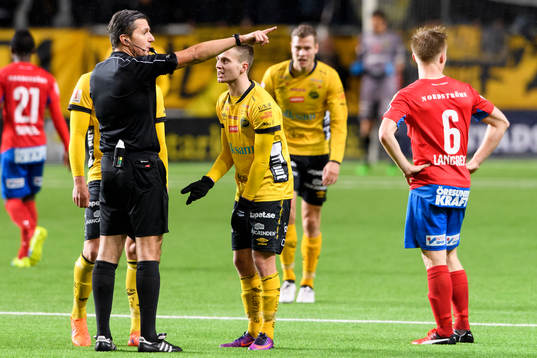 Elfsborgs Adam Lundqvist diskuterar med domare Bojan Pandzic
