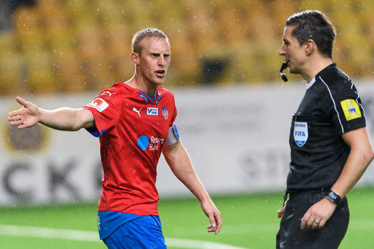 Helsingborgs Peter Larsson diskuterar med domare Bojan