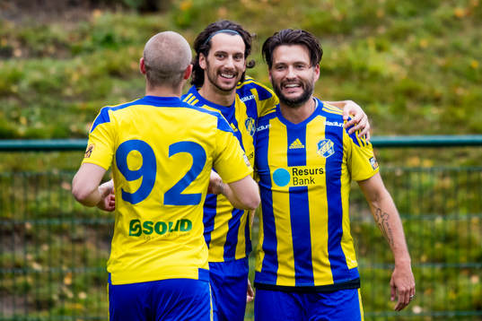 Eskilsminnes Filip Egger och Emil Åberg kramar om Patrik