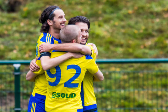 Eskilsminnes Filip Egger och Emil Åberg kramar om Patrik
