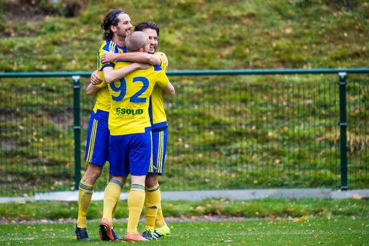 Eskilsminnes Filip Egger och Emil Åberg kramar om Patrik