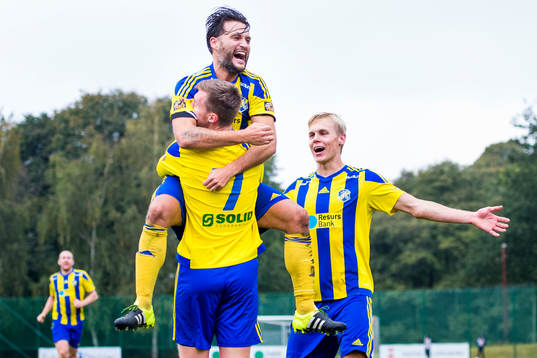 Eskilsminnes Anton Kinnander kramas om av Patrik Åström
