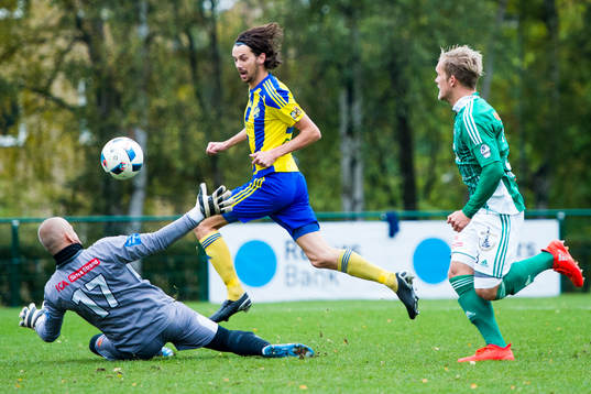 Eskilsminnes Filip Egger gör 3-0 bakom Vinbergs målvakt