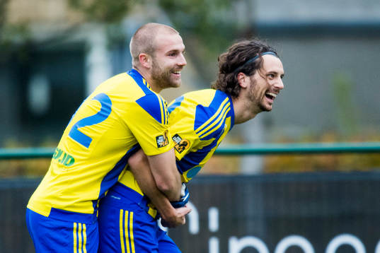 Eskilsminnes Emil Åberg kramar om Filip Egger som gjort 3-0