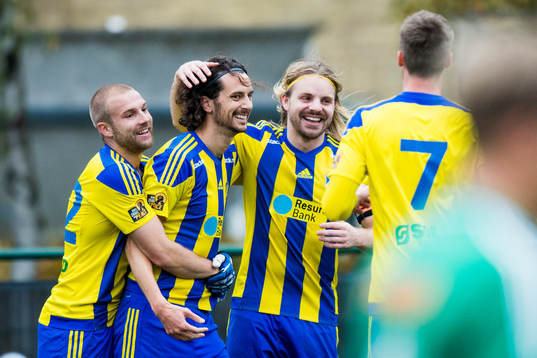 Eskilsminnes Filip Egger kramas om av lagkamraterna