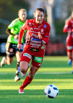 Piteås Felicia Karlsson med bollen