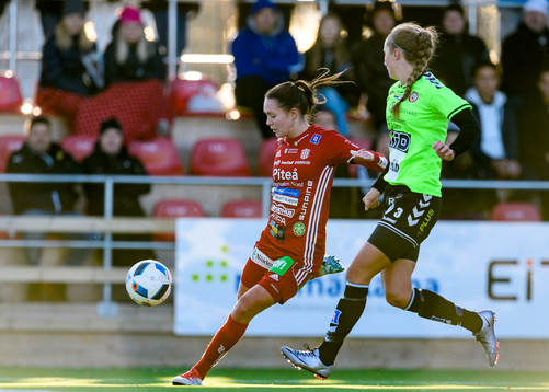 Piteås Felicia Karlsson jagas av Kristianstads Elin
