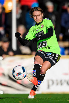 Kristianstads Sif Atladottir med bollen