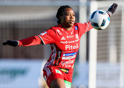 Piteås Faith Ikidi med bollen