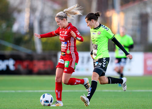 Piteås Ronja Aronsson med bollen