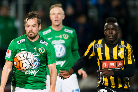 Jönköpings Fredric Fendrich före Häckens Alhassan Kamara