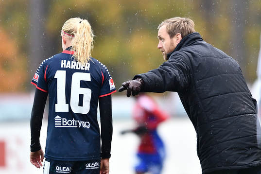 Linköpings tränare Martin Sjögren ge instruktioner  till