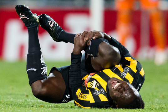 Häckens Alhassan Kamara skriker ut sin smärta