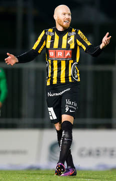 Häckens Alexander Farnerud slår ut med händerna