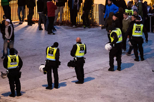 Poliser utan för arenan