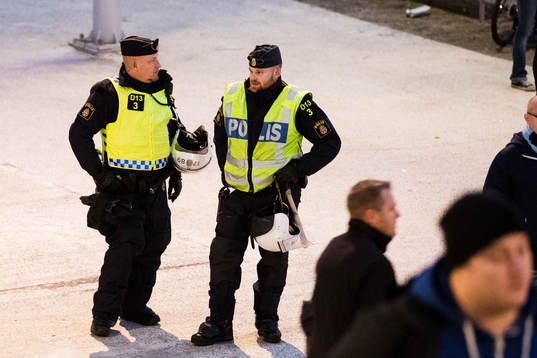 Poliser utan för arenan