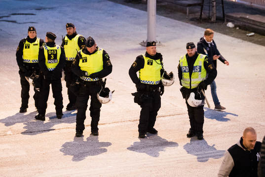 Poliser utan för arenan