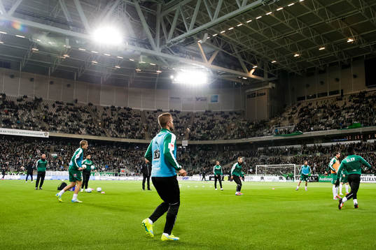 Hammarbys spelare värmer upp före fotbollsmatchen i