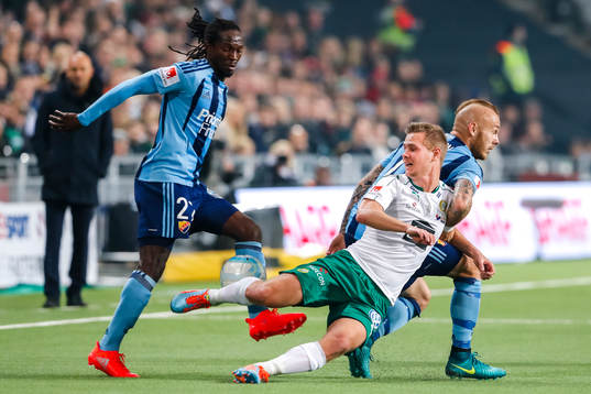 Hammarbys Erik Israelsson i kamp mot Djurgårdens Kebba