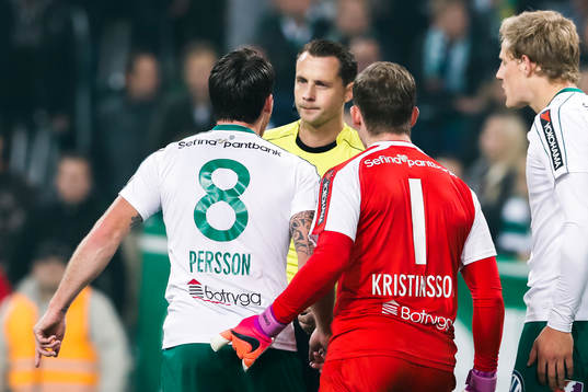 Hammarbys Johan Persson , målvakt Ögmundur Kristinsson