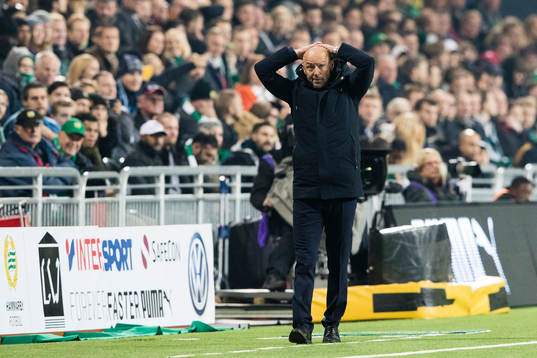 Djurgårdens tränare Mark Dempsey tar sig för huvudet
