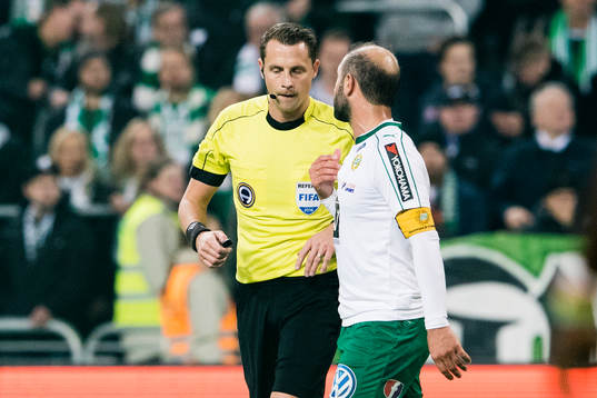 Domare Andreas Ekberg talar med Hammarbys Kennedy