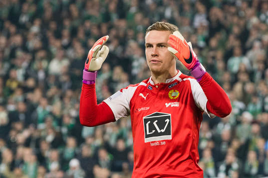 Hammarbys målvakt Ögmundur Kristinsson reagerar