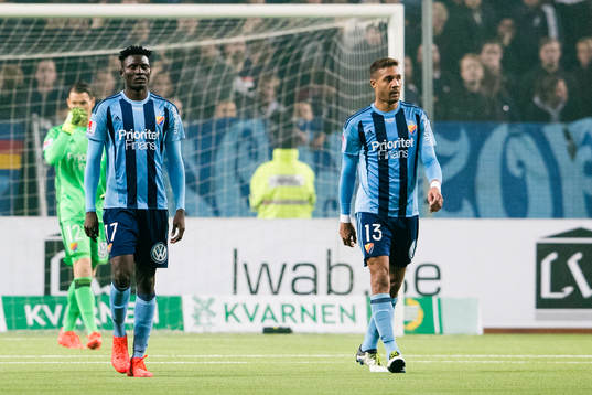 Djurgårdens Michael Olunga och Mathias Ranegie ser deppig