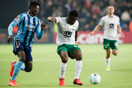 Djurgårdens Michael Olunga i kamp om bollen med Hammarbys
