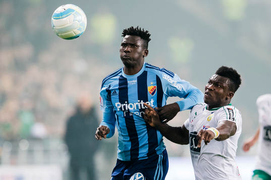 Djurgårdens Michael Olunga i kamp om bollen med Hammarbys