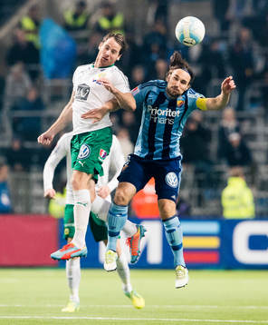 Hammarbys Johan Persson i en nickduell med Djurgårdens