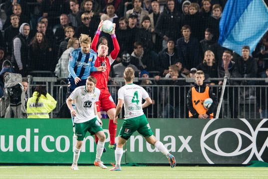 Hammarbys målvakt Ögmundur Kristinsson når högst i en