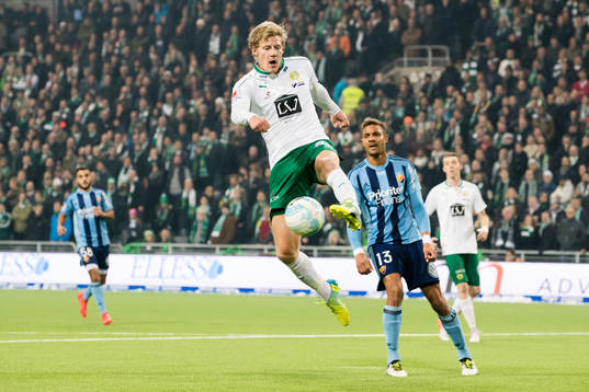 Hammarbys Lars Saetra rensar undan bollen framför